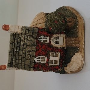 Vintage Lilliput- holly cottage 3.5"×3.5"
